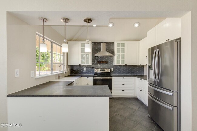 Building Photo - 4314 E Juanita Ave