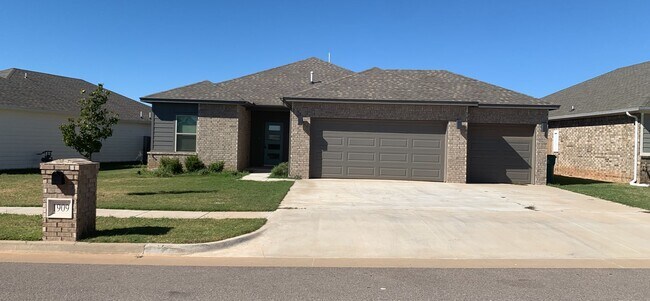 Building Photo - Very Nice 4 Bedroom 2 Bath Home in Yukon S...