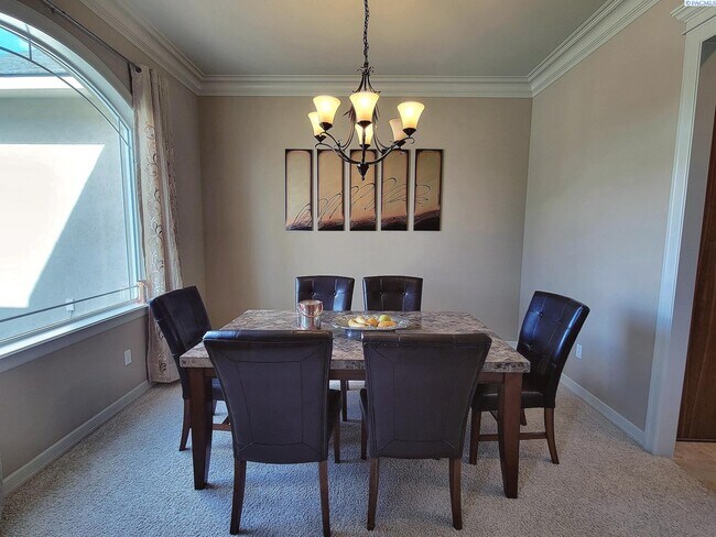 Foto del edificio - Large South Richland 4 Bed/3 Bath Home