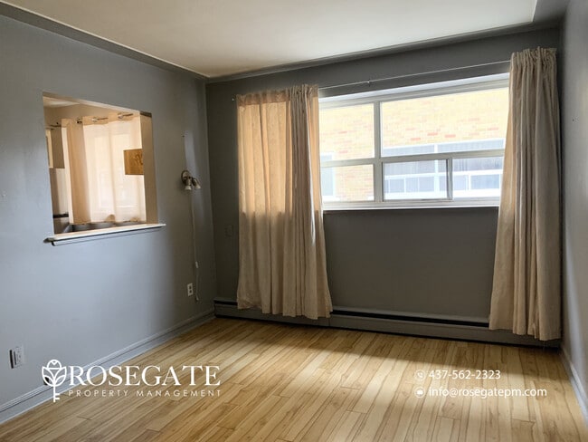 Photo du bâtiment - 1-Bedroom Apartment in Hamilton | Heat, Water & Internet Included + Parking