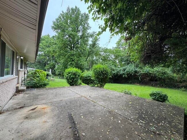 Building Photo - 10655 Hallwood Dr