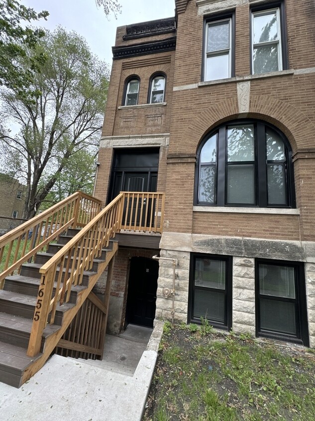 Primary Photo - 1655 S Lawndale Ave