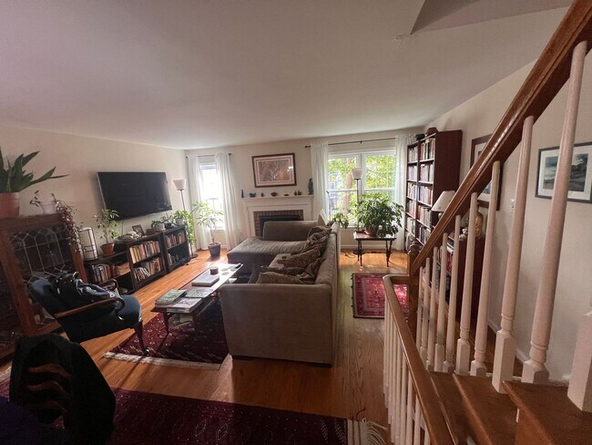 Building Photo - Spacious 3 Level TH in North Arlington w/ ...