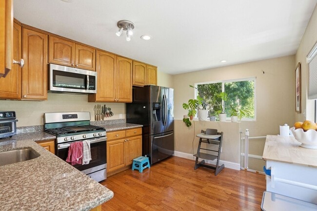 Foto del edificio - Beautiful Spacious 3-bedroom 2-Bath in Oakland!