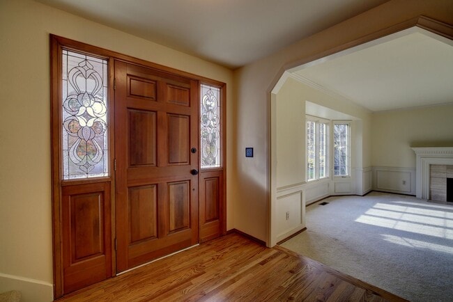 Building Photo - 5Bd/2.5Ba Bellevue Home