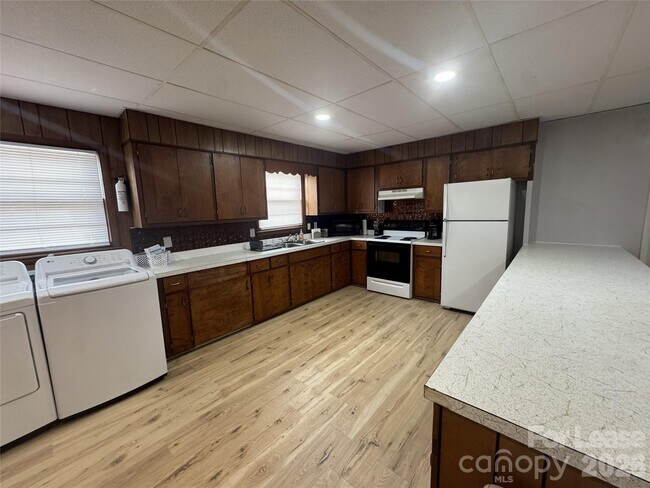 Foto del edificio - 319 Connelly Springs Rd