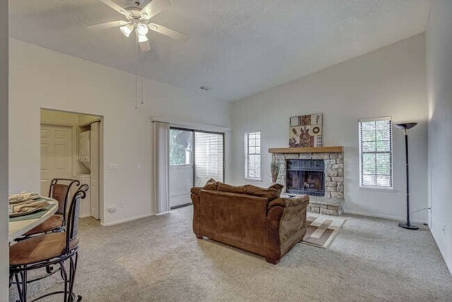 Foto del edificio - 1 Bedroom 1 Bathroom Beautifully Updated Washer/Dryer In Unit