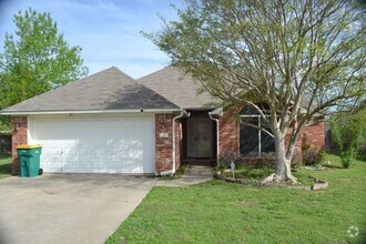 Building Photo - 3011 Oaklawn Dr