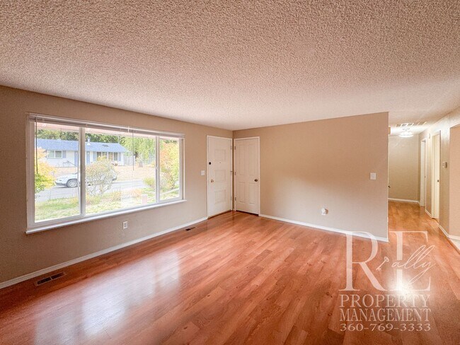 Building Photo - 681 NE Cottonwood Dr