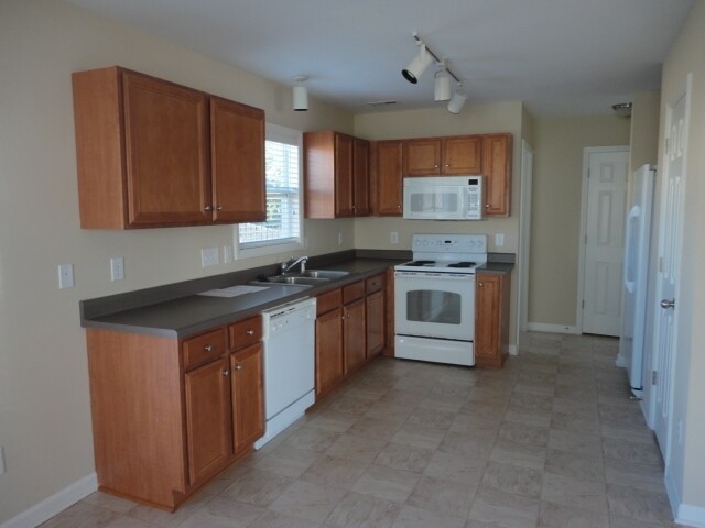 Foto del edificio - 611 Blue Lake Dr