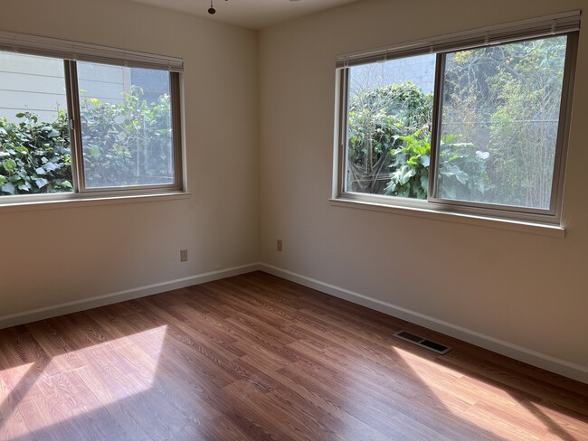 Building Photo - 557 Laine St