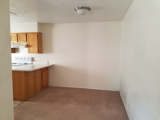 Foto del edificio - 3 Bed/2 Bath End Unit
