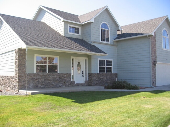 Building Photo - 627 Kings Glen Loop