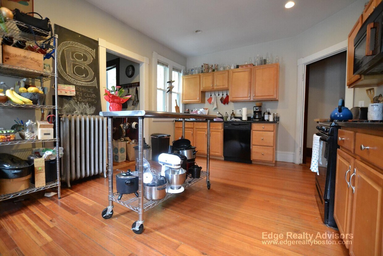 Primary Photo - 50 Mapleton St