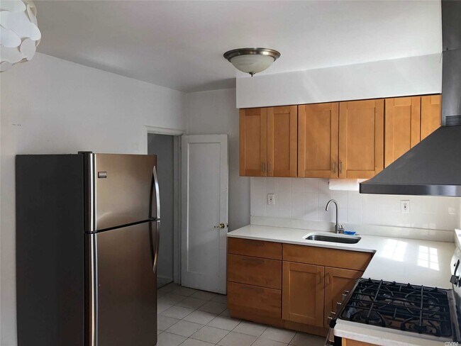 Foto del edificio - 73-51 Utopia Pkwy