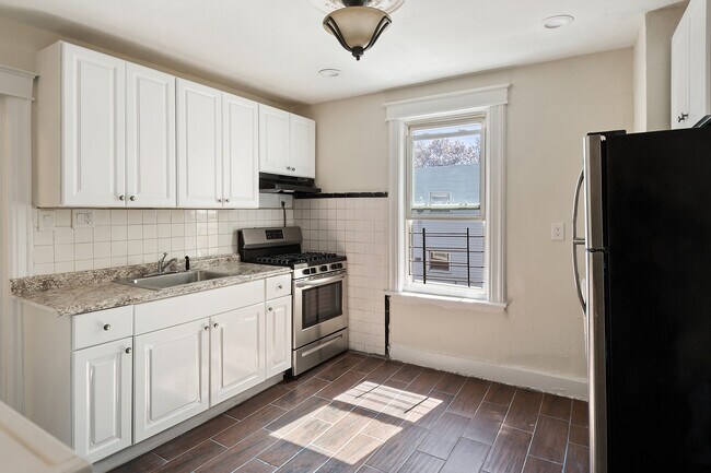 Building Photo - 828 Rhinelander Ave