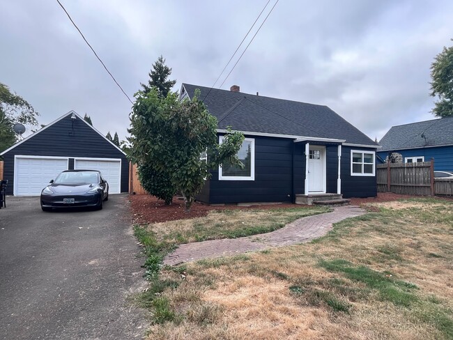Building Photo - 1730 SE Maple Ct