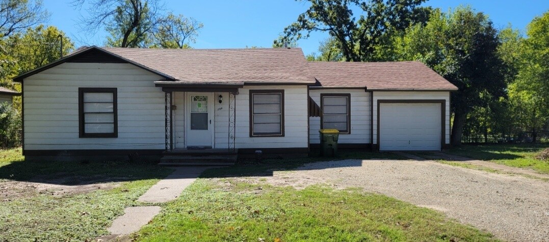 Primary Photo - 206 Mistletoe Dr