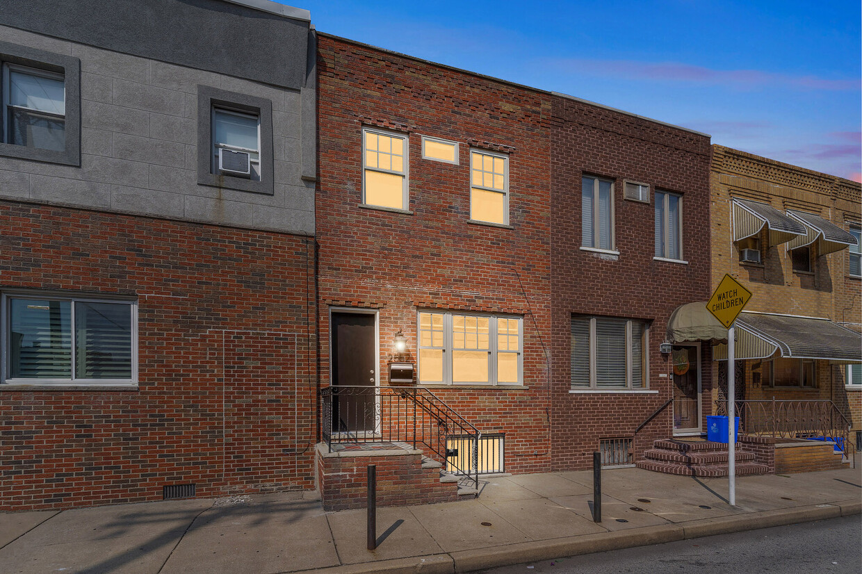 Primary Photo - 2552 S Sartain St