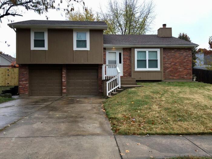 Primary Photo - 520 Airway Ln