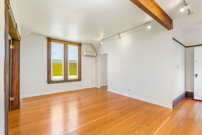 Foto del edificio - 3208 S Kelly Ave