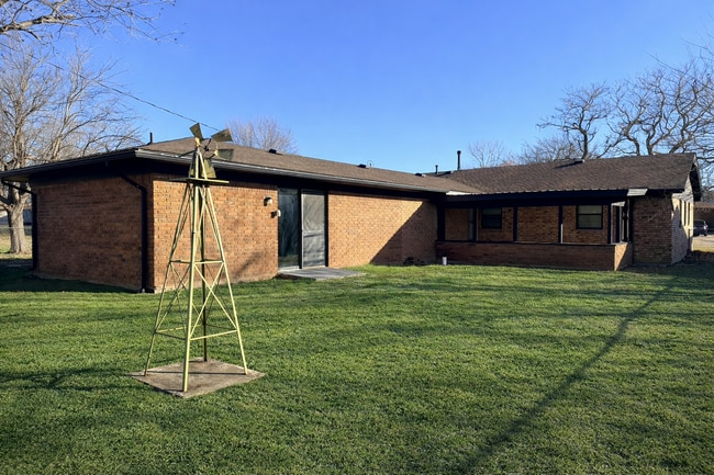 Building Photo - 1323 SE Clover Ln