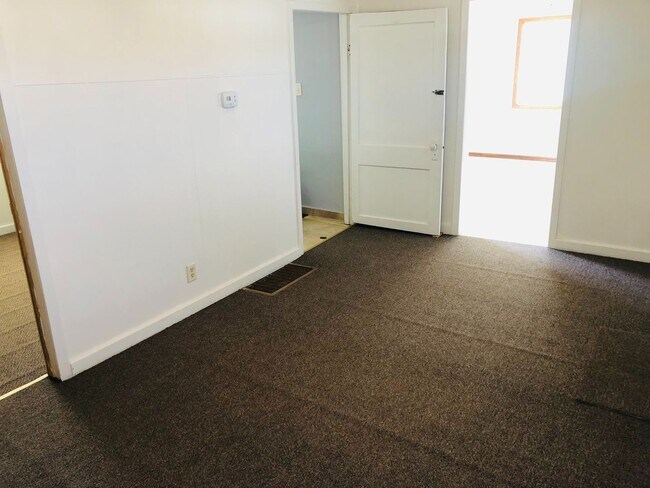 Building Photo - 1 Bedroom House!