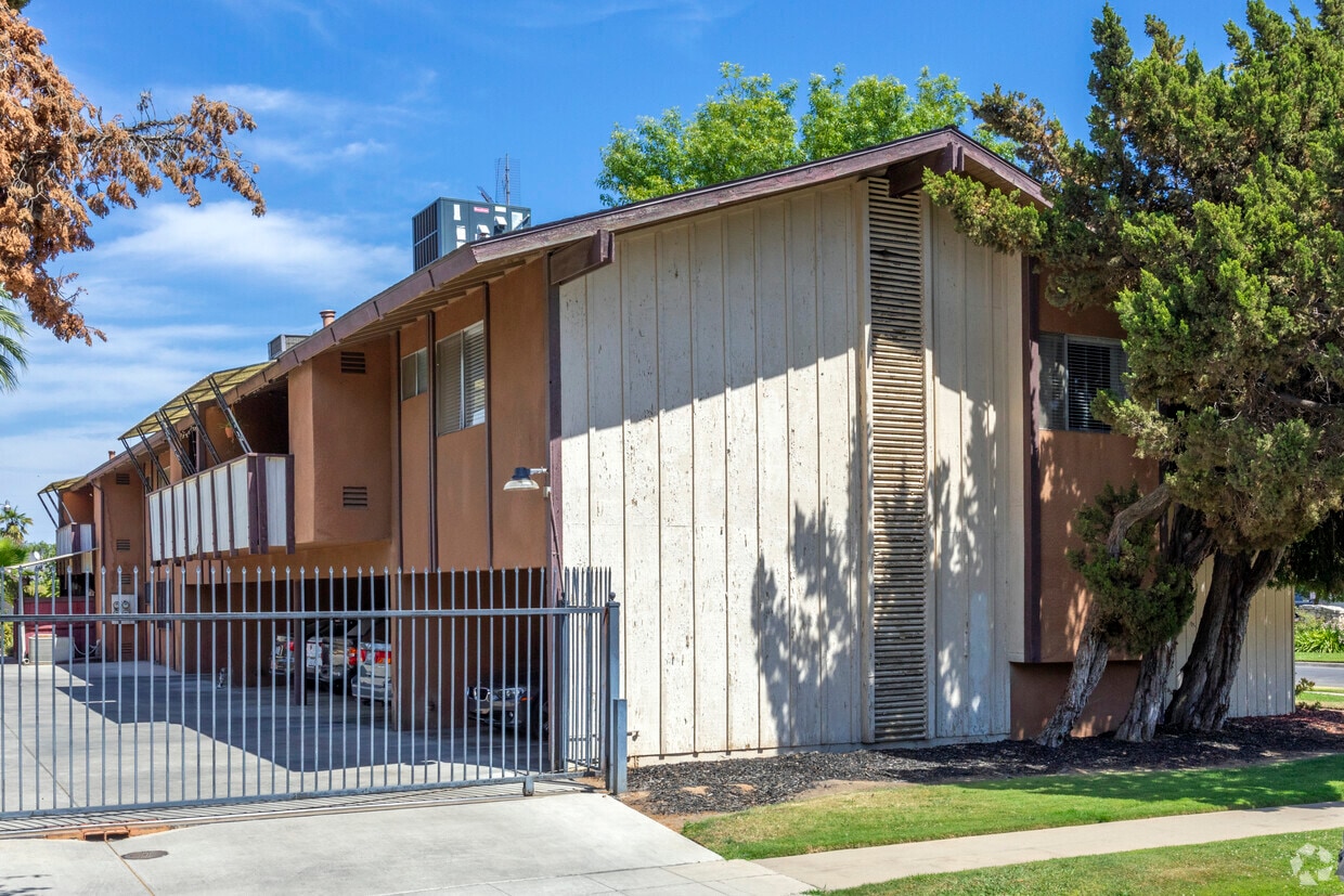 Building Photo - 6021 N Poplar Ave