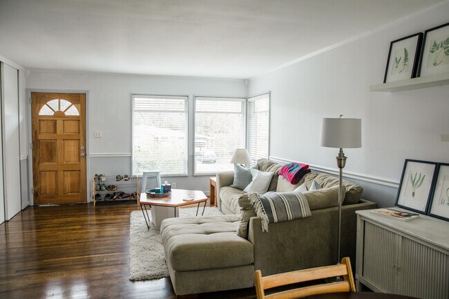 Building Photo - 665 Bourbon Cir