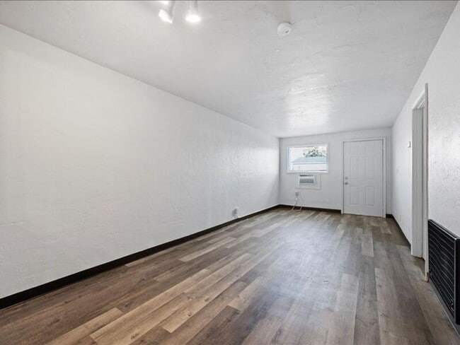 Building Photo - 928 W Ruby St