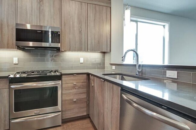 Kitchen - 4340 N Michigan Ave