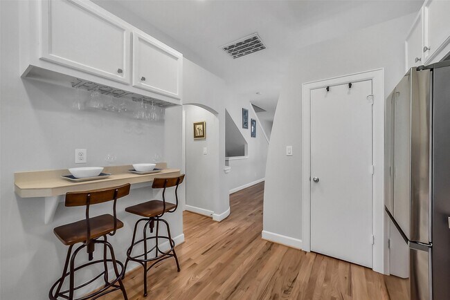Foto del edificio - 8715 Meadowcroft Dr