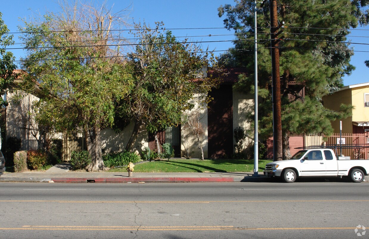 Primary Photo - 15001 Vanowen St