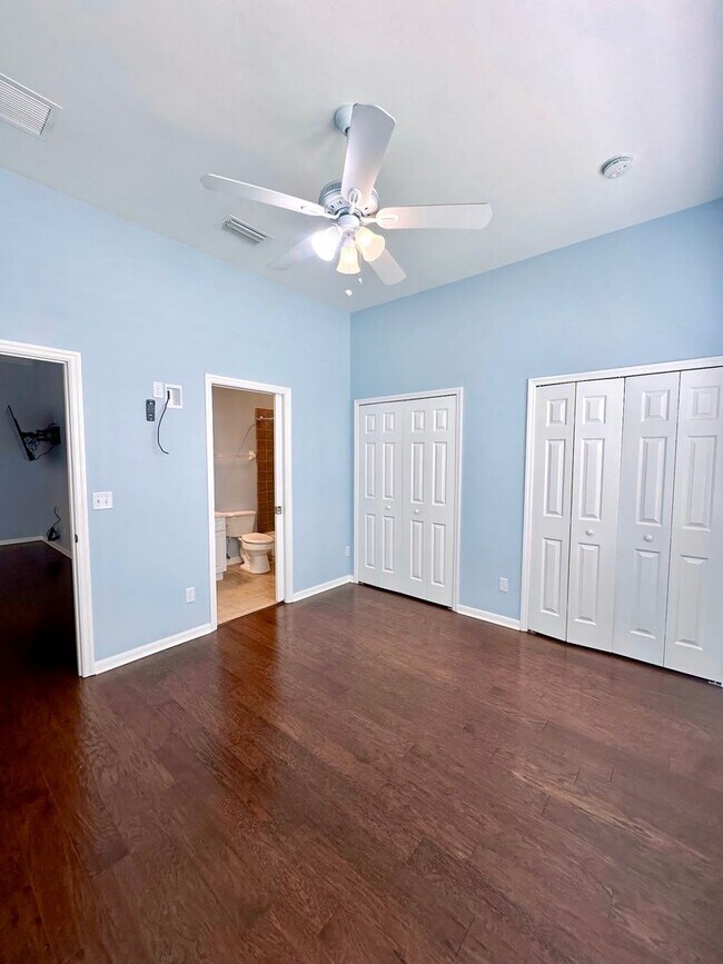 Building Photo - Beautiful 2 bedroom, 2 bath with a flex sp...