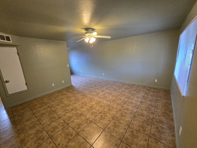 Foto del edificio - 1607 N Louis Ln