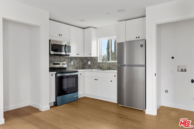 Foto del edificio - 15840 Chatsworth St