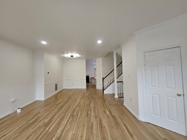 Building Photo - 113 Longpoint Way