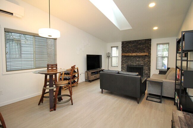 Foto del edificio - Updated Sleek 2 Bed/1.5 Bath Townhome in J...