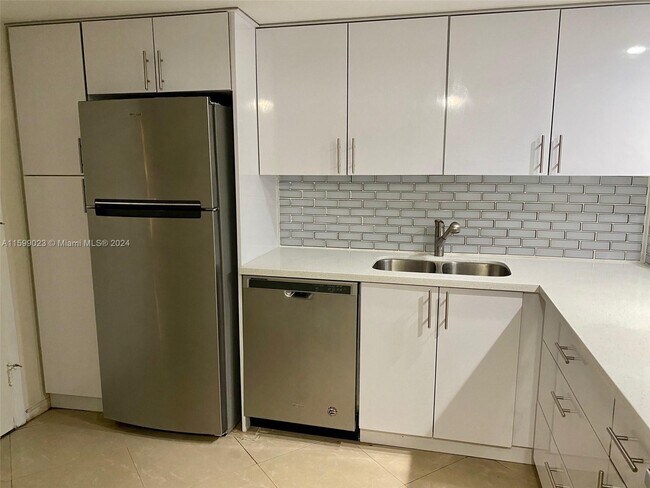 Building Photo - 1591 NE Miami Gardens Dr