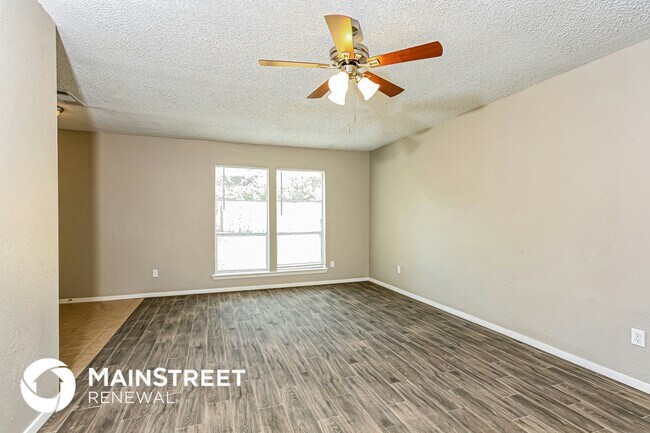 Foto del edificio - 352 Lakeside Dr