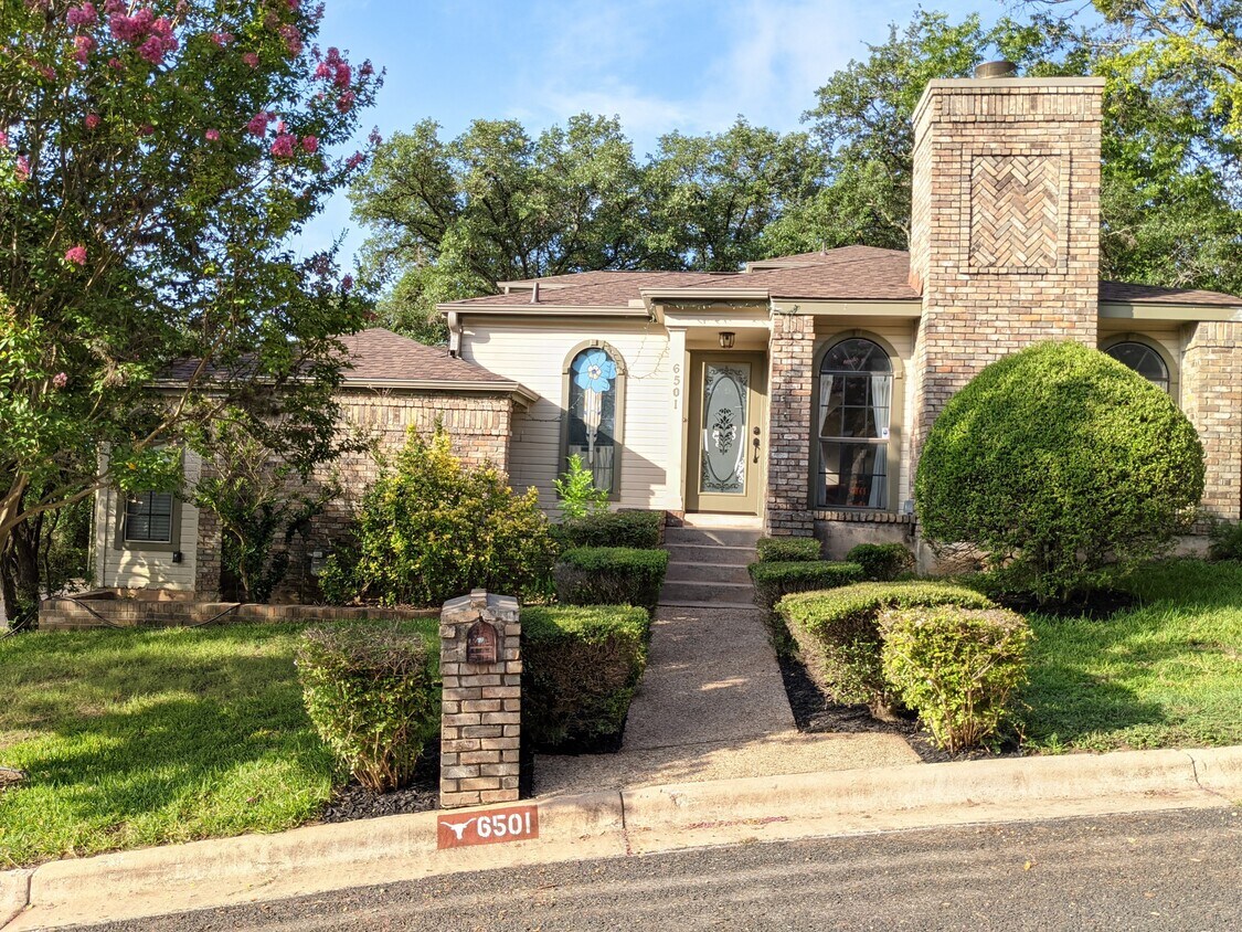 Primary Photo - 6501 Cascada Dr