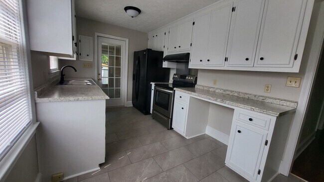 Foto del edificio - 3-Bedroom, 1-Bath Brick Home