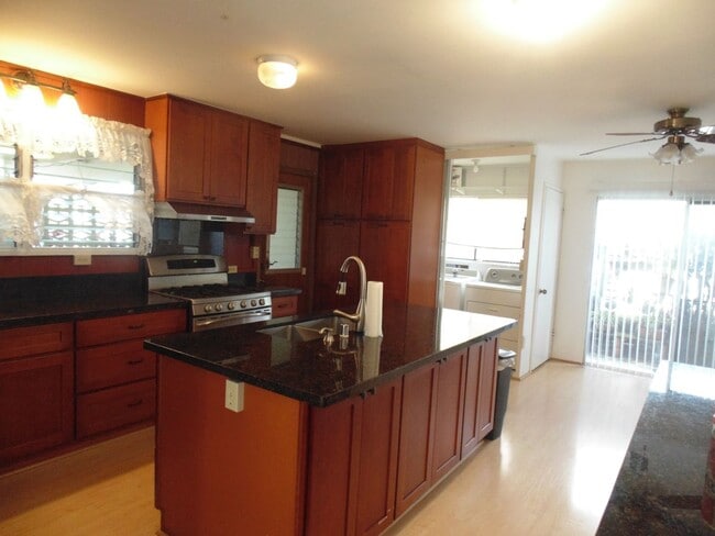Building Photo - Large partly furnished house in Pearl City...