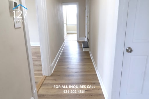 Building Photo - Spacious 3BR Apartment with Central Air, Off-Street Parking & Minutes to Downtown Lynchburg