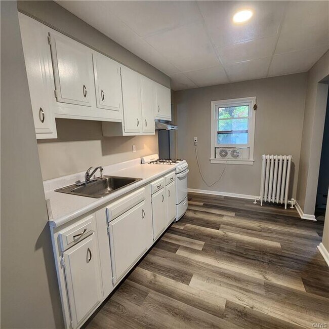 Building Photo - 351 Brainard St