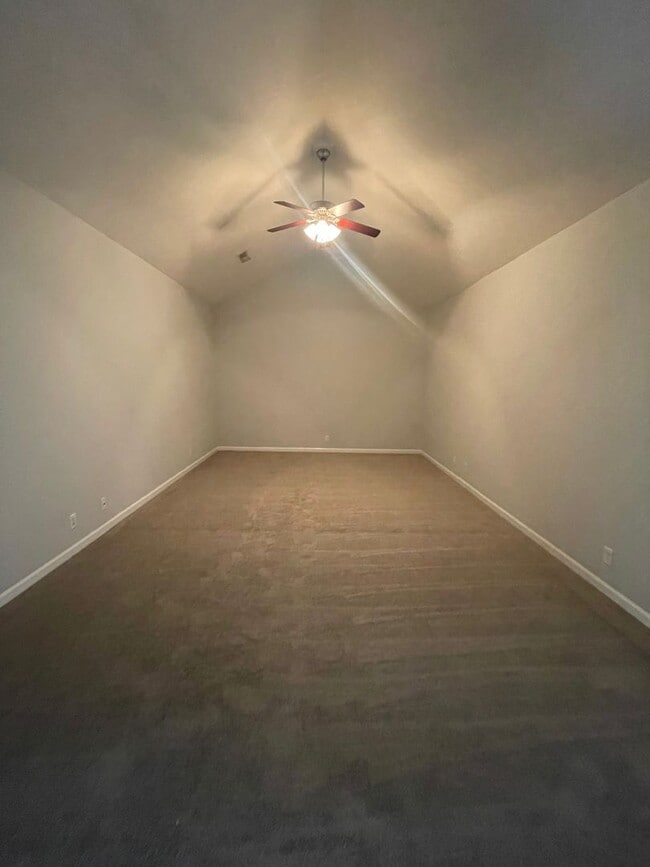Building Photo - 2 bed, 2 bath, 2 car garage ranch style to...
