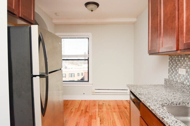 Building Photo - 562 W Arlington