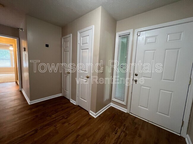Building Photo - 950 Stewarts Creek Dr
