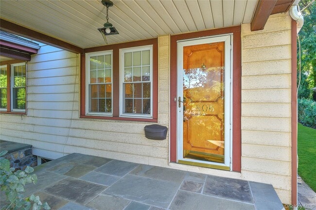 Building Photo - 806 Pelhamdale Ave