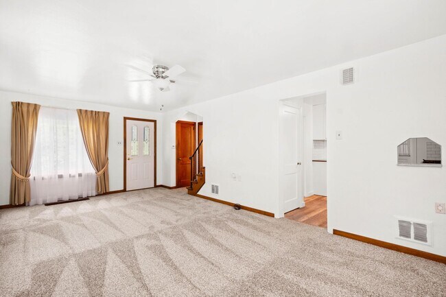 Building Photo - AVAILABLE NOW!! GORGEOUS 2 BED / 2 BATH HO...